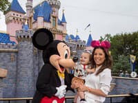 Eva Longoria strávila so svojím vytúženým synčekom Santim jeho prvé narodeniny v raji pre všetky deti aj pre dospelých, v Disneylande