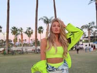 Žiarivé odtiene ružovej, oranžovej, žltej, a najmä zelenej sú priam vyrobené na festivalovú sezónu