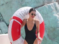 Vysoko vykrojené plavky modelky Kendall Jenner sú horúcim trendom