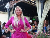Herečka a komička Eva Evelyn Kramerová nepredviedla len ružový mini outfit, no aj svoju vylepšenú postavu