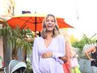 Moderátorka Fashion TV Jasmina Alagič Vrbovská v lilavom tehotenskom modeli doslova žiarila