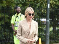 Herečka Sienna Miller v béžovom ľanovom kostýme od Ralpha Laurena