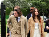 Najstarší syn Beckhamovcov Brooklyn a jeho priateľka, modelka Hana Cross sa na finále Wimbledonu farebne zladili do odtieňov béžovej