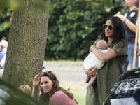 Vojvodkyne Kate a Meghan prišli podporiť svojich manželov