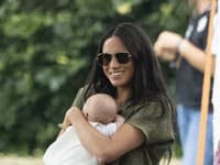 Prvé verejné vystúpenie od oficiálneho predstavenia verejnosti absolvoval v náručí svojej mamy Meghan Markle aj najmladší člen rodiny Archie