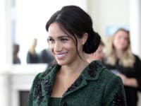 Ležérny messy bun k vojvodkyni Meghan Markle patril