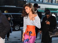 Zendaya sa v uliciach New Yorku prechádzala vo farebnej kombinácii saténovej sukne s potlačou a pruhovanej košeli