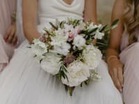 Kvety sú podľa Zuzany na svadbe nepostrádateľné. Túžila po malej, okrúhlej kytici a floristka dokonale splnila jej predstavu