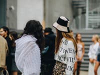 Stylingová metóda sa však dá vysledovať ku prehliadkovým mólam kolekcie Resort 2020 spoločnosti Bottega Venetta