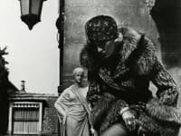 Retrospektívna výstava Helmut Newton in Dialogue. Fashion and Fictions, ktorú múzeum Kampa vytvorilo v spolupráci s galériou Kicken Berlín, predstavuje fotky legendárneho, pôvodom nemeckého fotografa Helmuta Newtona. 