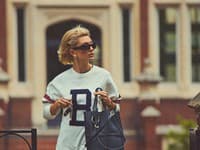 Hailey Bieber vo svojom voľnom čase rovnako ako princezná Diana preferuje športovú eleganciu