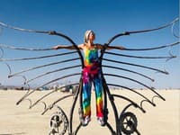 Známe modelky sa i tento rok predviedli na festivale Burning Man v odvážnych lookoch