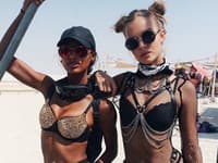 Na festival Burning Man, ktorý sa koná uprostred púšte, si vyrazilo mnoho známych modeliek