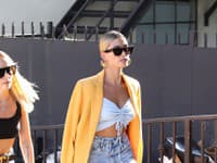 Mom jeans budú kraľovať skorej jesennej sezóne: AKo ich nosiť pri prechode z leta do jesene?