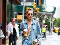 Mom jeans v kombinácii s košeľou v duchu total look