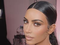 S Kim spolupracoval na kampaniach jej značky KKW Beauty a doteraz líči všetky Kardashianky 