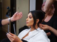 Samovi prišla neodolateľná ponuka, mail od spoločnosti Kardashian Jenner Communications s návrhom na skúšku make-upu 