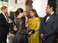Princ Harry so svojou manželkou majú v obľube filmové premiéry, večierky s celebritami a nedávno dovolenkovali dokonca s Eltonom Johnom