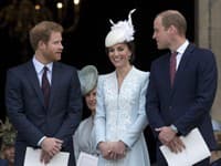 Harry, Kate a William. Títo traja spolu kedysi skvele vychádzali. Naozaj stojí za ochladnutými vzťahmi Harryho manželstvo?