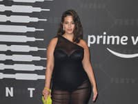 Tehotná plus size modelka Ashley Graham tehotenstvo neodradilo od sexy priehľadných šiat