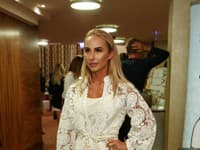 Fitneska Lucia Mokráňová nechala vyniknúť svoju opálenú pokožku po lete v bielom čipkovanom kabátiku