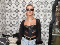 Výrazné zlaté náušnice a čierne elegantné okuliare: poznávacie znamenie Hailey Bieber a spôsob, ako su vždy zabezpečíte kúsok elegancie