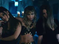 V najnovšom klipe k filmu Charlieho anjela si zaspievala po boku Miley Cyrus a Lany Del Ray. Video na Youtube láme rekordy a za prvý týždeň ho videlo neuveriteľných 70 miliónov divákov