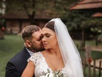Alica nám prezradila, že svadobné šaty chcela mať v boho štýle a chcela, aby ladili s výzdobou