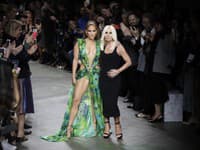 Jennifer Lopez po boku autorky odvážnych šiat Donatelly Versace