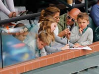 Mirka spolu so svojimi štyrmi deťmi drží palce svojmu manželovi, Rogerovi Federerovi