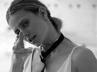 Plavky H&M, nohavice a opasok ako choker Dior