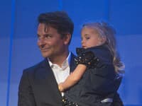 Herec Bradley Cooper sa nedávno ukázal na slávnostnom odovzdávaní cien so svojou dcérou
