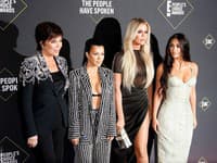 Takúto tvár predviedla zase Khloe na červenom koberci spolu so svojimi sestrami pri premiére novej série ich rodinnej reality show