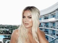 Khloe Kardashian svojou novou tvárou pomaly, ale isto prekonáva aj svoju staršiu sestru Kim