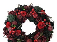 Vianočný veniec možno použiť ako interiérovú, ale aj ako exteriérovú sviatočnú dekoráciu
