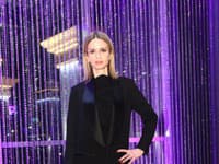 Stylistka Zuzana Kanisová v smokingu a šatách s bodkovanými pančuchami