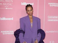Alicia Keys dorazila v trendy kostýme