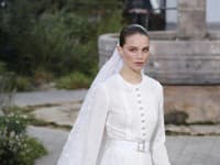 Svadobné šaty z dielne Chanel zaujmú hlavne eleganciou