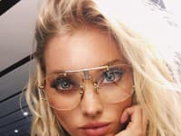Aj modelka Elsa Hosk si rada ulieta na módnych trendoch. Preto aj ona prepadla trendu nosenia výstredných dioptrických okuliarov.