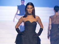 Bella Hadid na móle počas prehliadky Jean Paul Gaultier v Paríži