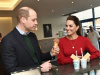Kate a William na zmrzline? Áno, aj nasledovník trónu si môže urobiť takto radosť, nie?