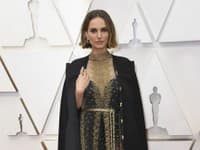 Nádherná. Taká bola Natalie Portman v šatách a v plášti od Diora. Podobnú kreáciu sme na nej ešte nevideli, preto mnohých oscarová hviezda príjemne prekvapila. 