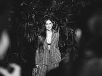 57-ročná herečka Demi Moore v tvídovom kostýme z kolekcie jar/leto 2020 vyrážala dych