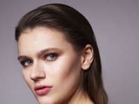 Look Estée Lauder s dôrazom na oči a prirodzenú farbu pier