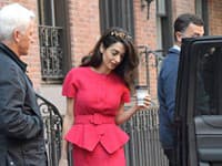 Amal Clooney má štíhlu postavu, ktorú rada zvýrazní aj širokým opaskom.