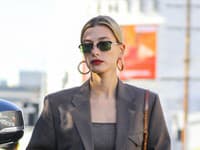 Hailey Bieber a jej ukážkový spôsob nosenia kruhových náušníc.