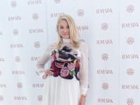 Majiteľka Alena Pallová zvolila outfit v duchu príchodu jari