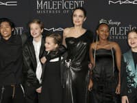 Na filmových premiérach sa Angelina dobre bavila a žiarila aj po boku svojich detí, ktoré jej robili ako inak spoločnosť
