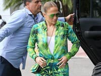Speváčka J Lo nedávno opäť zabodovala a verejnosti pripomenula svojím športovým outfitom s potlačou džungle iný sexi model 