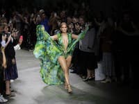 J Lo oživila minulosť pred pár mesiacmi, kedy sa v upravených šatách s rovnakou potlačou džungle na milánskom týždni módy 